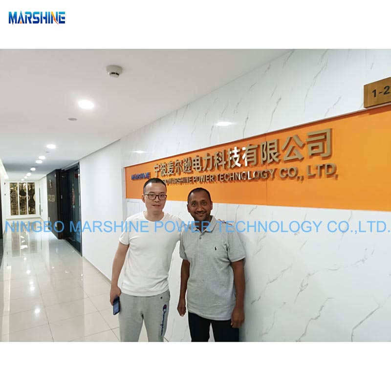 El cliente de Omaní visita Marshine para explorar el remolque del tambor de cable y la futura cooperación comercial