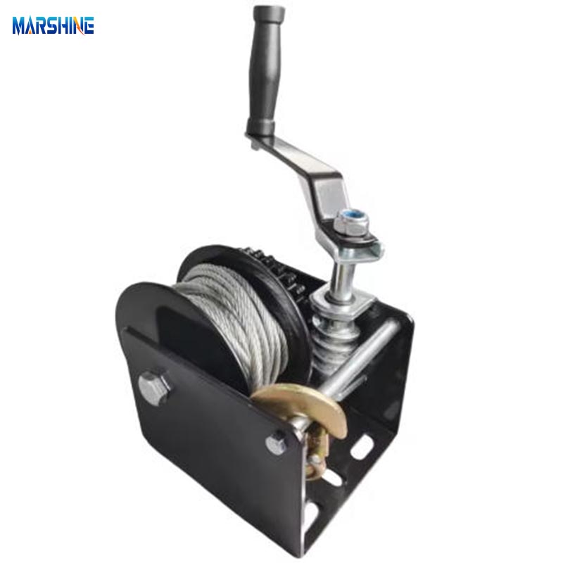 ¿Cómo mejoran los cabrestantes con engranaje helicoidal la seguridad en entornos industriales?